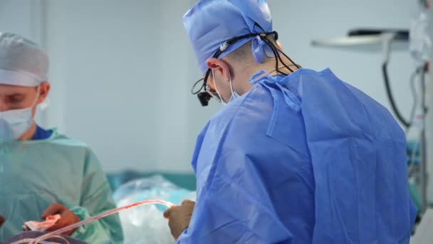 Cirurgião Masculino Óculos Dispositivo Detém Instrumento Metal Transformá Novamente Novamente — Vídeo de Stock
