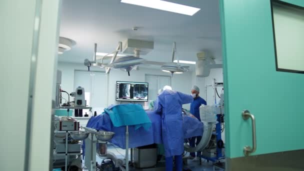 Вход Современный Высокооборудованный Операционный Театр Современной Больнице Врачи Выполняющие Нейрохирургические — стоковое видео