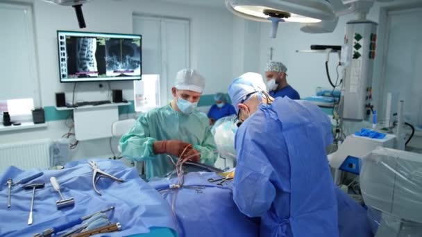 Lékařský Tým Procesu Operace Četné Nástroje Položené Pacientovi Postupné Vzdalování — Stock video