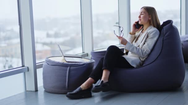Senhora Positiva Resiliente Senta Cadeira Saco Feijão Falando Telefone Mulher — Vídeo de Stock