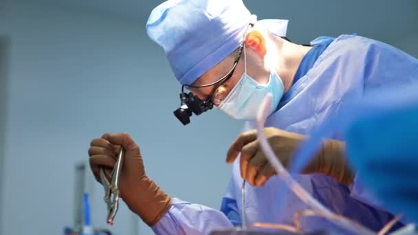 Cirujano Trabajador Doblado Sobre Paciente Aplicando Herramientas Retrato Vista Lateral — Vídeo de stock