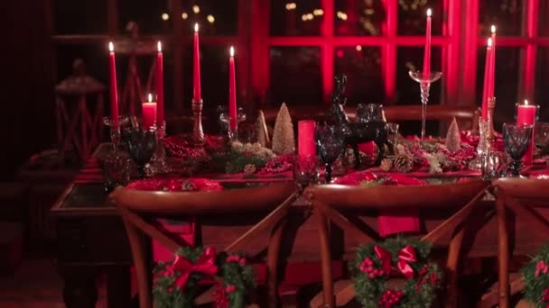 Tavolo Splendidamente Decorato Cena Natale Festiva Candele Ardenti Pigne Figurine — Video Stock
