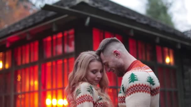Casal Romântico Abraçando Perto Casa Campo Com Luzes Vermelhas Dentro — Vídeo de Stock