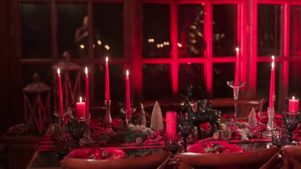 Mesa Comemorativa Colocada Para Celebrações Jantar Natal Muitas Velas Ramos — Vídeo de Stock