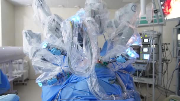 Műanyaggal Borított Robotkarok Sterilitás Érdekében Mozgatják Beteget Képernyő Falon Amely — Stock videók