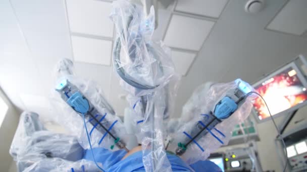 Tangan Robot Bergerak Dalam Penutup Plastik Steril Selama Operasi Sudut — Stok Video