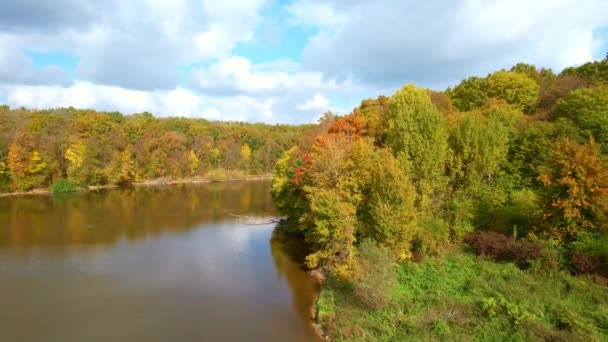 五彩缤纷的大自然在秋天的季节里在五彩斑斓的调色板里 阳光明媚的天气里 无人驾驶飞机在黑暗的河里盘旋而过 — 图库视频影像
