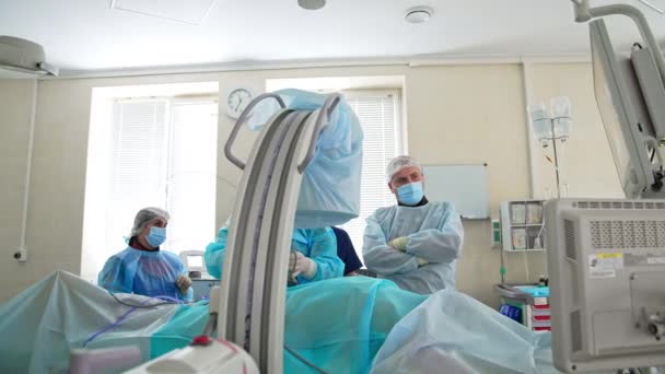 Cirurgiões Que Operam Paciente Clínica Moderna Equipe Médicos Olha Para — Vídeo de Stock