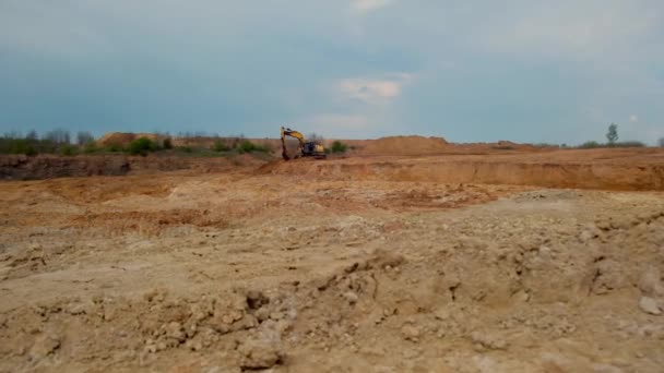 Escavatore Preparato Sito Futura Costruzione Territorio Con Terreno Scavato Ripulito — Video Stock