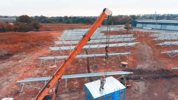 Sitio Construcción Con Construcciones Metálicas Instaladas Campo Hombre Trabajador Pie — Vídeos de Stock