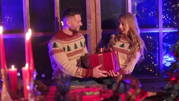 Homme Offre Cadeau Copine Blonde Couple Amoureux Célébrant Noël Dans — Video