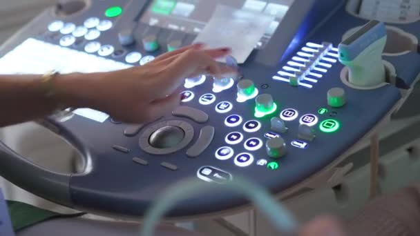 Ultradźwiękowa Diagnostyka Ciężarnej Kobiety Duży Okrągły Brzuch Sprawdzany Przez Urządzenie — Wideo stockowe