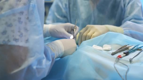 Руки Латексных Перчатках Хирургов Оперируют Пациента Металлическими Инструментами Врачи Укладывают — стоковое видео