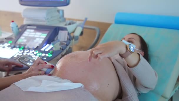 Przyszła Matka Badaniu Lekarskim Ultradźwiękowa Diagnostyka Dzisiejszej Klinice Położniczej — Wideo stockowe