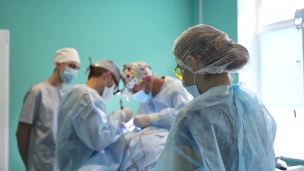 Enfermera Pie Cerca Mesa Con Instrumentos Para Cirugía Asistente Pasa — Vídeo de stock