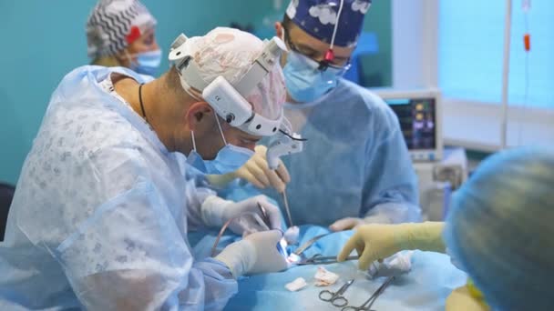 Aynı Anda Kişi Cerrahi Operasyona Katılıyor Bir Cerrah Aletlerle Hareket — Stok video