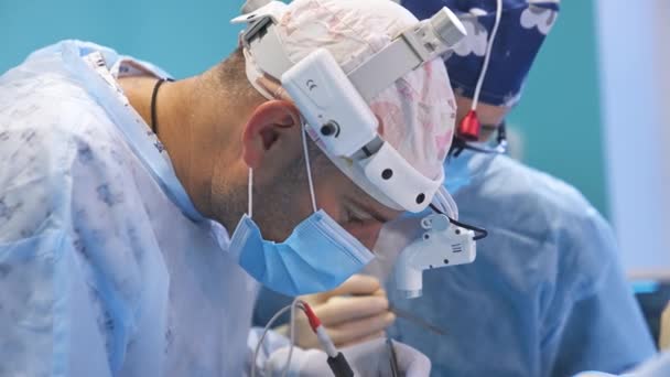 Cirurgião Masculino Máscara Óculos Dispositivo Operando Paciente Com Ferramentas Ambas — Vídeo de Stock