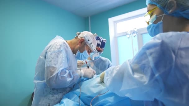 Krankenschwester Hilft Den Chirurgen Während Der Operation Assistentin Nimmt Die — Stockvideo
