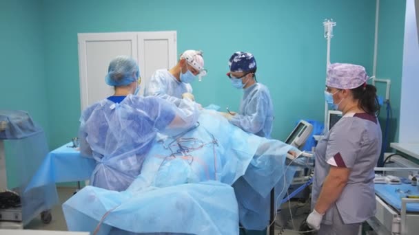 Médicos Enfermeiras Cooperando Operação Sala Cirurgia Cirurgião Joga Esponja Usada — Vídeo de Stock