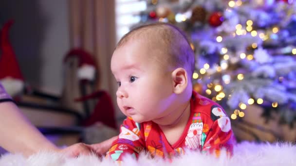 Güzel Beyaz Bir Bebek Yerde Yatıyor Küçük Çocuk Başını Tutmaya — Stok video