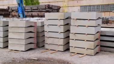Deniz veya Okyanus 'ta birçok dalga beton blokları dağılıyor. Manzara, Kimse.