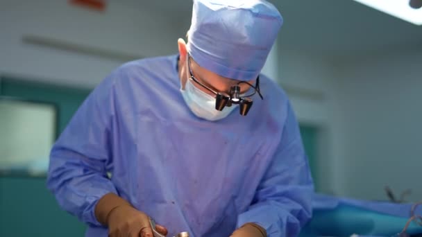 Maskeli Gözlüklü Bir Cerrah Aleti Hastaya Bağlar Doktor Asistanından Metal — Stok video