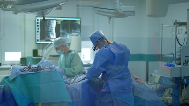 Elfoglalt Orvosok Csoportja Irányítja Beteget Kórházban Műtétet Műtőszoba Kis Ablakán — Stock videók