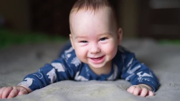 Lächelnder Säugling Der Auf Dem Bauch Bett Liegt Netter Junge — Stockvideo