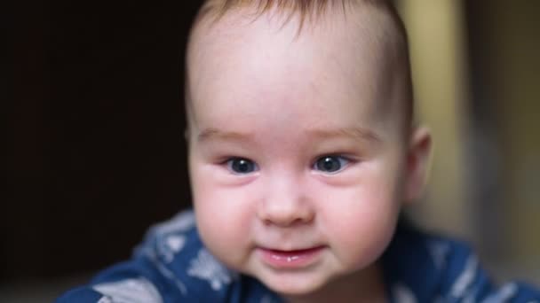 Sorriso Alegre Surpreendente Menino Caucasiano Adorável Alegre Resiliente Bebê Menino — Vídeo de Stock