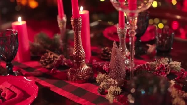 Mesa Decorada Festivamente Para Cena Celebración Navidad Mantel Rojo Velas — Vídeo de stock