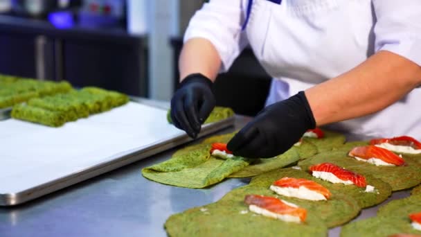 Crepes Verdes Excepcionais Rolam Com Queijo Peixe Salmão Cozinheiro Rola — Vídeo de Stock