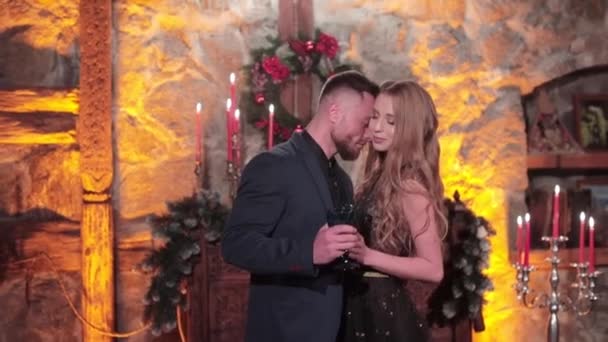 Embrasser Couple Dans Beaux Vêtements Portant Des Lunettes Bonne Paire — Video
