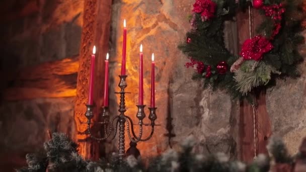 Χριστουγεννιάτικο Στεφάνι Κόκκινα Λουλούδια Και Μούρα Κρεμασμένα Στον Πέτρινο Τοίχο — Αρχείο Βίντεο