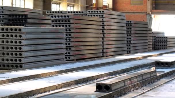 Gepantserde Betonnen Platen Met Gaten Stapels Ferrobetonmaterialen Bouwnijverheid — Stockvideo