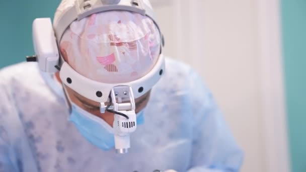 Şapkalı Alet Gözlüklü Bir Cerrahın Başı Hastaya Doğru Eğildi Sorumlu — Stok video