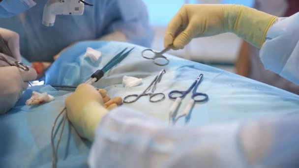 Mâinile Asistentei Medicale Mănuși Aranjează Instrumente Pentru Operație Asistentul Chirurgului — Videoclip de stoc