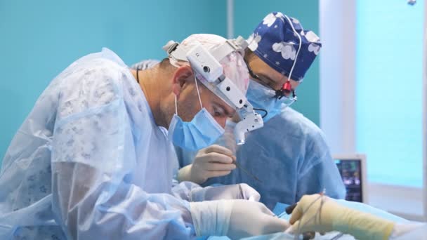 Chirurg Średnim Wieku Działający Ostrożnie Podczas Przeprowadzonej Operacji Lekarz Używa — Wideo stockowe