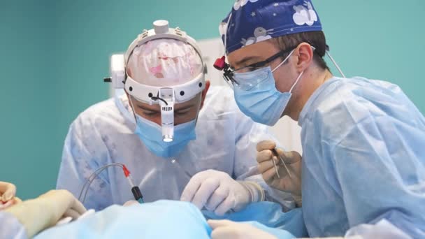 Dikkatli Dikkatli Tıp Uzmanları Başında Metal Elektrikli Aletleri Ameliyat Eden — Stok video