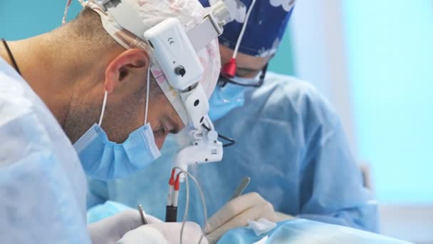 Intenzivní Chirurgická Práce Během Operace Detailní Portrét Lékaře Maskou Víčkem — Stock video