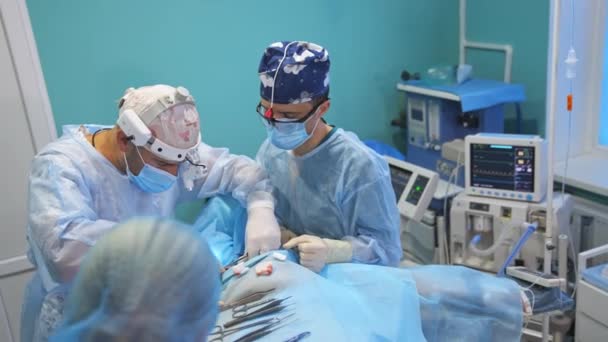 Twee Chirurgen Bijgestaan Door Vrouwelijke Verpleegster Uitvoerende Operatie Moderne Ingerichte — Stockvideo