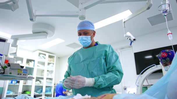 Männlicher Chirurg Bereitet Die Instrumente Für Die Plastische Chirurgie Vor — Stockvideo