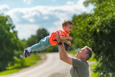 Baba oğul parkta oynuyorlar.