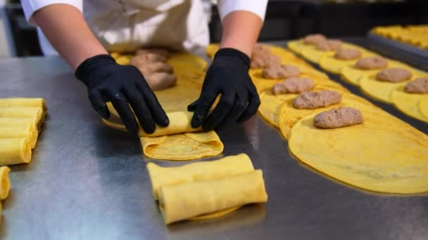 Cuoco Guanti Neri Rotolando Carne Crepes Gialle Processo Fabbricazione Frittelle — Video Stock