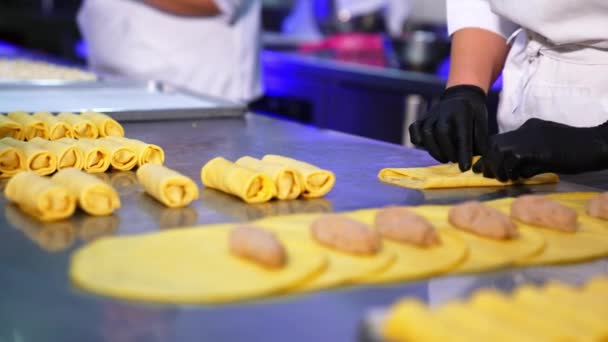 Lezzetli Sarı Krepler Kızarmış Etle Dolduruluyor Modern Restoranda Yarı Pişmiş — Stok video