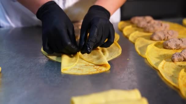 Gebratene Fleischfüllungen Werden Hinzugefügt Und Gelbem Dünnen Pfannkuchen Gerollt Chef — Stockvideo