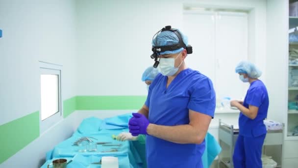 Чоловічий Хірург Готується Операції Медичний Фахівець Одягає Гаджет Голову Вмикає — стокове відео