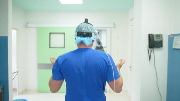 Mężczyzna Mundurze Latarka Głowie Kierujący Się Salę Operacyjną Specjalista Wchodzi — Wideo stockowe