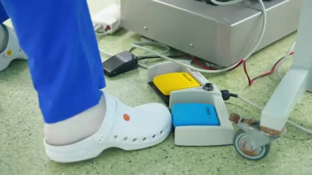 Докторська Нога Швах Натискає Синьо Жовті Педалі Маніпуляція Обладнанням Під — стокове відео