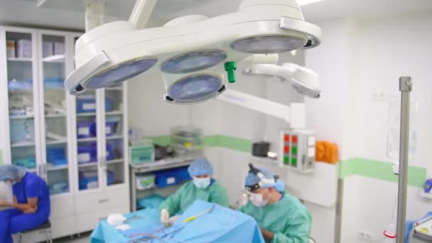 Lâmpada Grande Pendurada Sala Cirurgia Sobre Mesa Operação Fecha Equipe — Vídeo de Stock