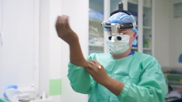 Specialista Nasadí Béžové Latexové Rukavice Kabát Mužský Chirurg Připravuje Chirurgickou — Stock video